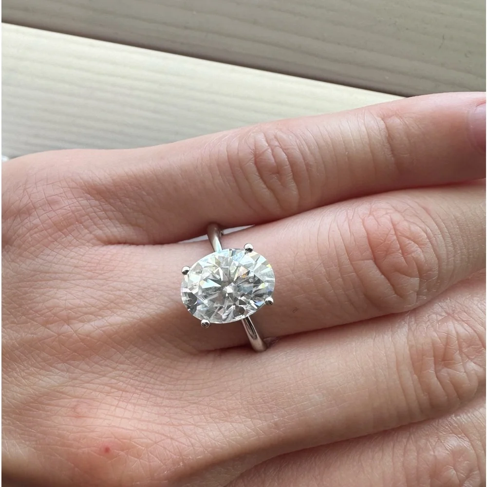 BRAND NEW 3Ct Oval Cut Moissanite Ring Size 7US - PASSES DIAMOND TESTER - Picture 1 of 4